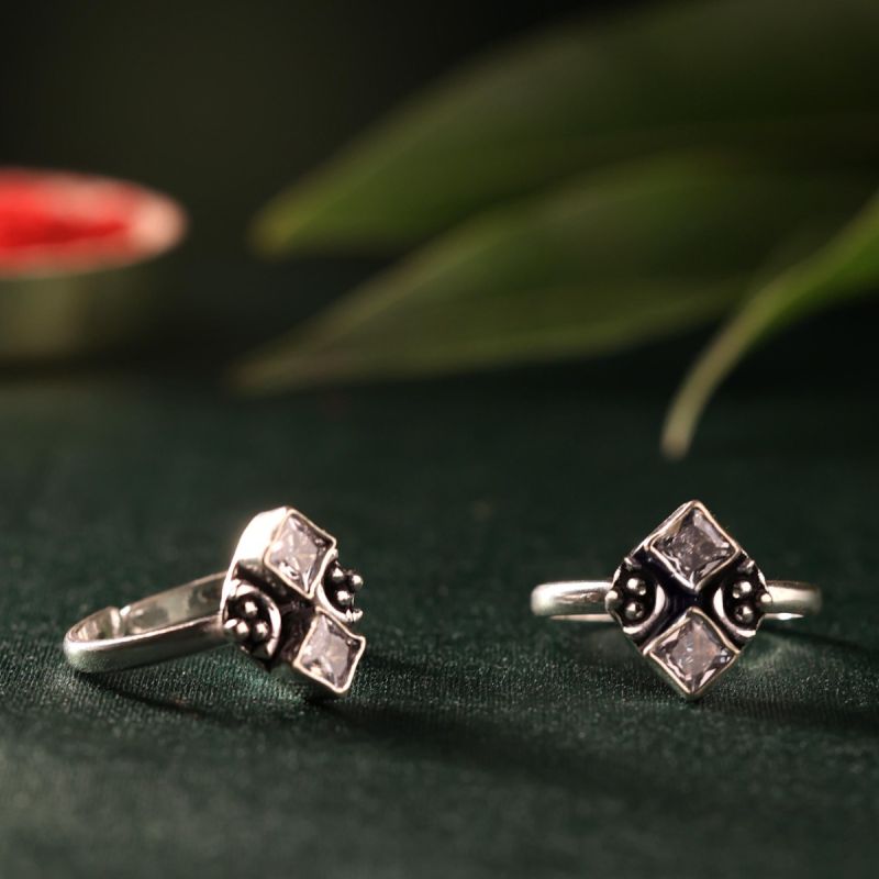 Cool Cut Silver Toe Ring