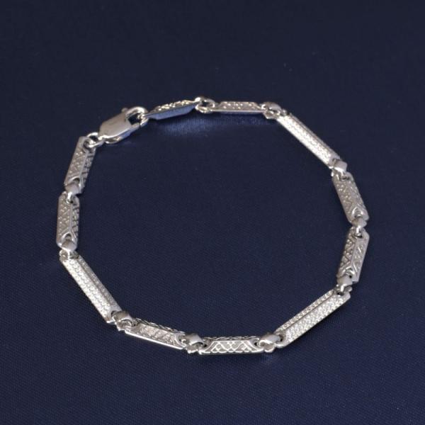 Jewellery for Everyone: Timeless Pieces That Go Beyond Gender
