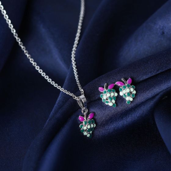 Sleek Necklace with earrings